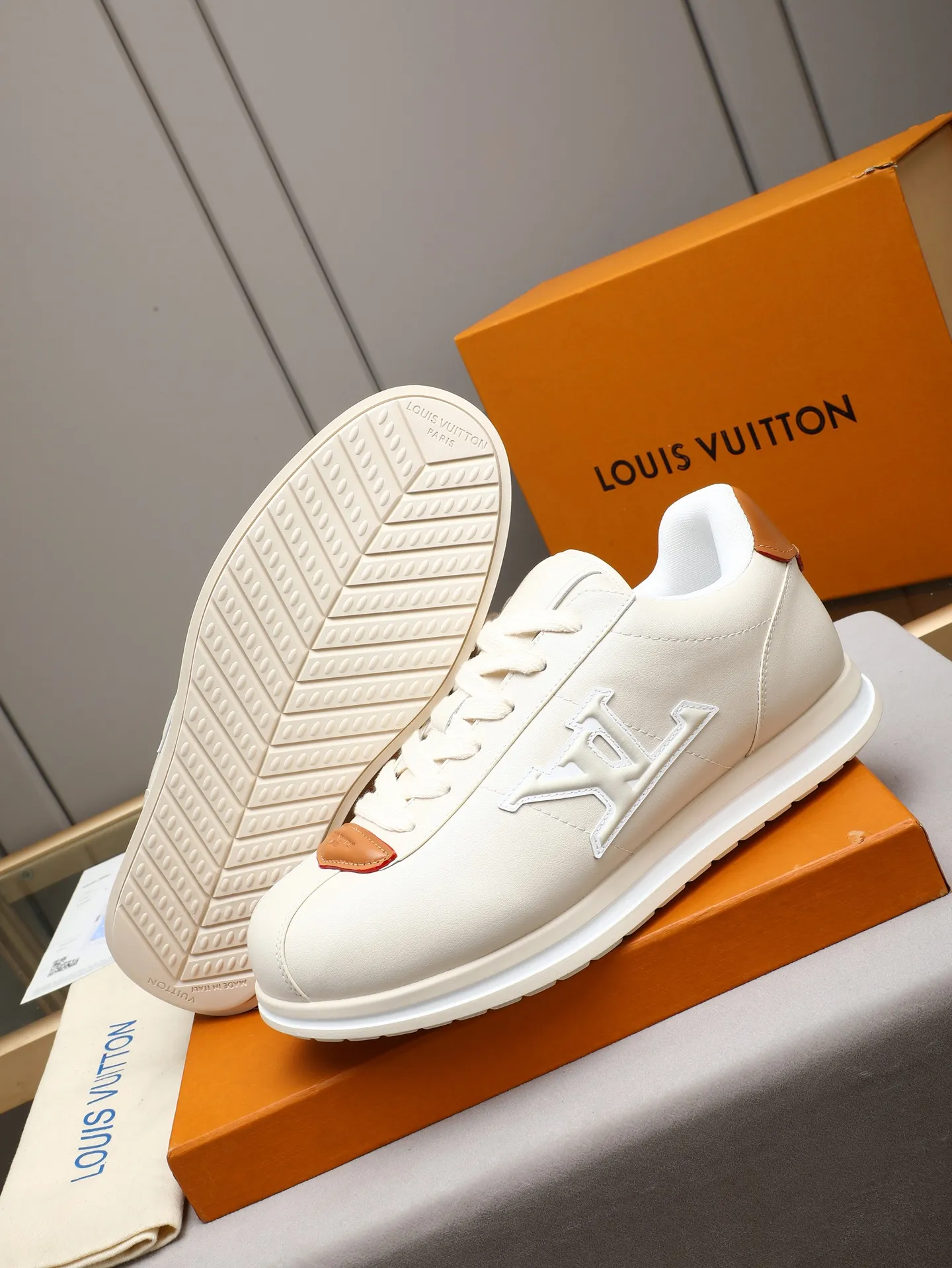 PP560 LV Louis Vuitton L Jialu Brand Runner Tatic Series Thick-soled Casual Sports Shoes Running Shoes Original purchase, development and production This LV Runner Tatic sports shoe combines technical materials such as mesh fabric and ribbons to interpret the inspiration of traditional mountaineering shoes. LV letters are written on one side, the lariat buckle of the quick lacing system is embellished with Monogram flowers and Louis Vuitton logos, and the light and wear-resistant rubber outsole completes the whole. ▪️Fabric: Original imported cowhide + mesh ▪️Inner lining: Original customized breathable mesh ▪️Sole: Original open-molded anti-slip rubber combination material ▪️Size: Men's 38-44 (customized for 45 and 46)